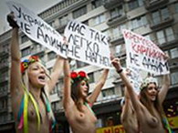 украинские феминистки опротестовали приезд путина голой грудью