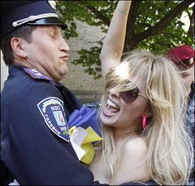 милиция повязала голых феминисток