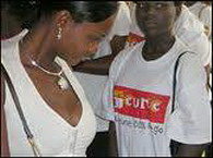 камерунские женщины против утюжки груди